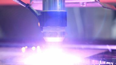 Endüstriyel robot lazer kesici metal parçalar sadece bir bıçak gibi büyük bir hassasiyetle tereyağı keser.