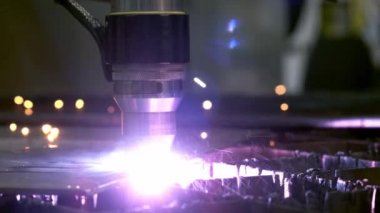 Endüstriyel robot lazer kesici metal parçalar sadece bir bıçak gibi büyük bir hassasiyetle tereyağı keser.