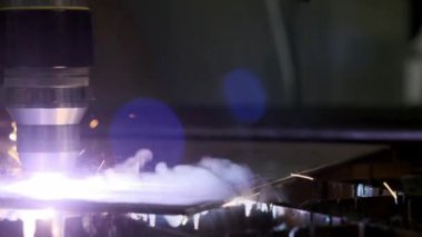 Endüstriyel robot lazer kesici metal parçalar sadece bir bıçak gibi büyük bir hassasiyetle tereyağı keser.