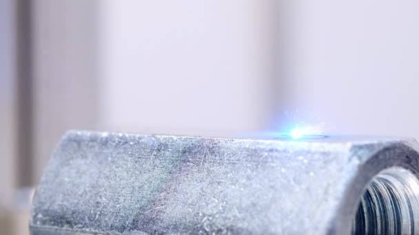 Laserem je rytí. Laserové rytí stroj je nápis na kovové části. — Stock video