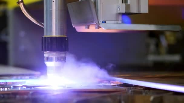Cortador de laser robótico industrial corta peças de metal com grande precisão, assim como uma faca através da manteiga — Vídeo de Stock