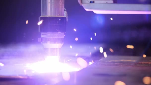 Coupeur laser robotique industriel coupe des pièces métalliques avec une grande précision tout comme un couteau à travers le beurre — Video