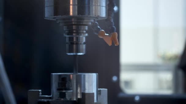 CNC frézka pro obrábění kovů. Řezání kovů moderní technologie zpracování. Malá hloubka pole. — Stock video