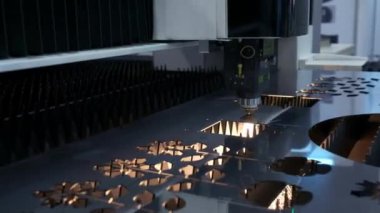 Endüstriyel robot lazer kesici metal parçalar büyük bir hassasiyetle keser