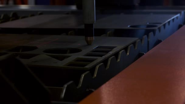 Промышленный роботизированный лазерный резак режет металлические детали с большой точностью — стоковое видео