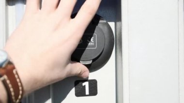 Fiyat istemek aygıt elektrikli otomobil fuarında elektrikli arabalar için. bir elektrikli araba park yerinde yakıt ikmali