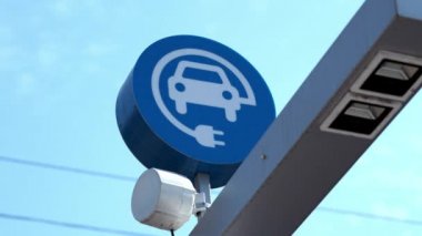 Fiyat istemek aygıt elektrikli otomobil fuarında elektrikli arabalar için. bir elektrikli araba park yerinde yakıt ikmali
