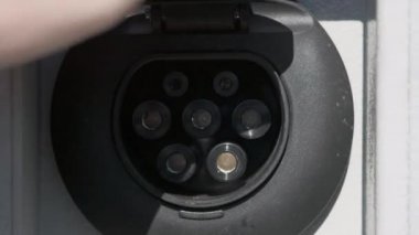 Fiyat istemek aygıt elektrikli otomobil fuarında elektrikli arabalar için. bir elektrikli araba park yerinde yakıt ikmali