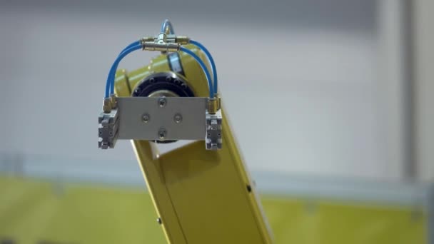 Промышленный робот манипулятор желтого цвета выполняет движения, которые запрограммированы в блоке управления. Shot in motion — стоковое видео