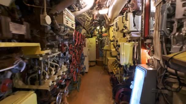 El interior de un submarino real. Cepillos, tubos y sensores eléctricos — Vídeo de stock