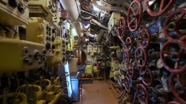 El interior de un submarino real. Cepillos, tubos y sensores eléctricos — Vídeos de Stock