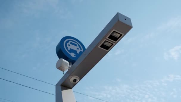 Het opladen van apparaten voor elektrische auto's op de tentoonstelling van elektrische auto's. tanken van een elektrische auto op de parkeerplaats — Stockvideo