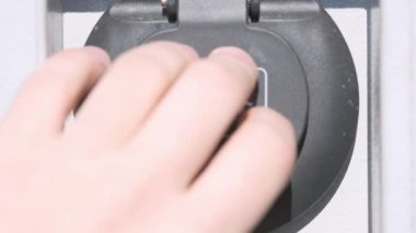 Fiyat istemek aygıt elektrikli otomobil fuarında elektrikli arabalar için. bir elektrikli araba park yerinde yakıt ikmali