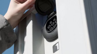 Fiyat istemek aygıt elektrikli otomobil fuarında elektrikli arabalar için. bir elektrikli araba park yerinde yakıt ikmali