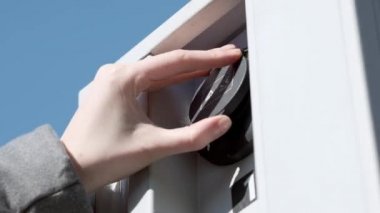 Fiyat istemek aygıt elektrikli otomobil fuarında elektrikli arabalar için. bir elektrikli araba park yerinde yakıt ikmali