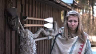 Kürek ve tekneler bir arka plan üzerinde güzel üzgün sarışın kız. Temaların sörf ve panoları Slow motion video