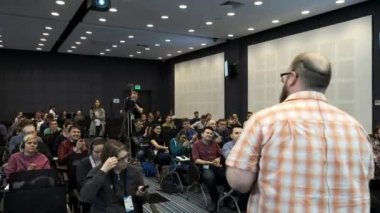 Ufa Rusya - 04.04.2018: seyirci alkışlamak seminer veya konferans hoparlördür. Ders bitti. Programlama veya smm ders