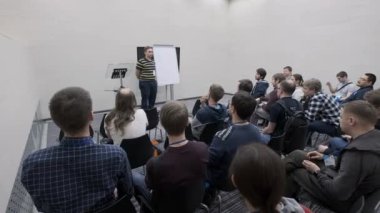 Ufa Rusya - 04.04.2018: Tam salonunda siyasi ve mali kuruluşların temsilcileri pazarlama ve ticaret şirketleri için satış yönetimi hoparlör nutuk dinlemeye