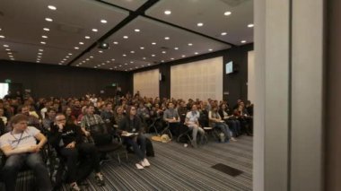 Ufa Rusya - 04.04.2018: hoparlör etkin olarak udority söyler. Freelancing veya programlama Semineri