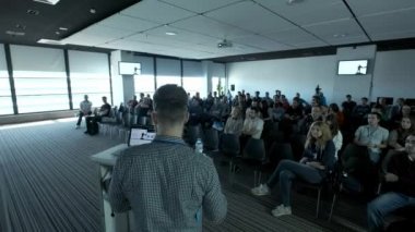 Ufa Rusya - 04.04.2018: Derse pazarlama ve başarılı satış yönetimi hakkında üniversite öğrencileri için kapalı portre. Profesyonel fikir, siyaset veya ekonomi. Büyük odada el hareketi enerji.