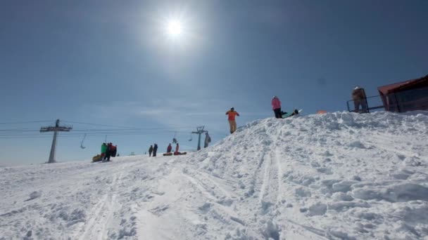 Sheregesh Rusland - 05.04.2018: Snowboarden springen op een kicker — Stockvideo