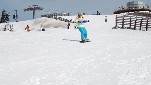 Sheregesh 俄国-05.04.2018: 滑雪板跳跃在喷射器 — 图库视频影像