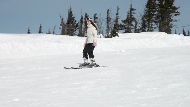 SHEREGESH RUSSIA - 05.04.2018: Snowboard saltando en una patada — Vídeos de Stock