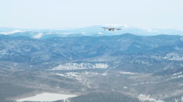 SEGESH RUSSIA - ОИ-2018: коптер dji Mavic pro летает зимой с видеокамерой на фоне заснеженных гор — стоковое видео