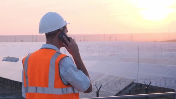 Műszaki szakértő-a napenergia fotovoltaikus panel, távirányító végez rendszeres műveletek rendszer nyomon követése, a tiszta, megújuló energia. távoli támogat technológia fogalmát. csinál telefon hív — Stock videók