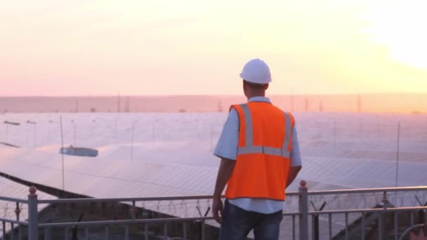 Experto técnico en paneles fotovoltaicos de energía solar, el control remoto realiza acciones de rutina para el monitoreo del sistema utilizando energía limpia y renovable. concepto de tecnología de soporte remoto . — Vídeo de stock