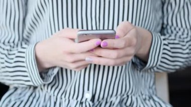 kadın el manifatura şehir içinde smartphone