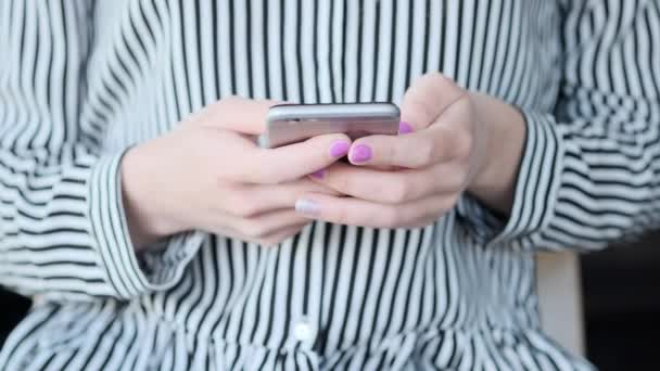 Femme mains textos sur smartphone dans la ville — Video