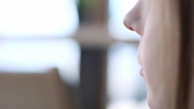 Şık bir kafede güzel bir genç kız işe gitmeden önce sabahları kahve içiyor. Pencerenin oturuyor. Karton siyah cam kahve içiyor. Yakın çekim.