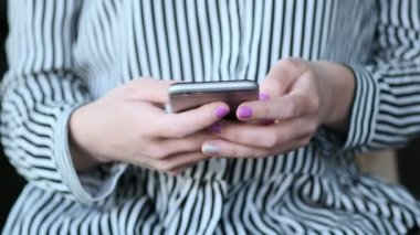 kadın el manifatura şehir içinde smartphone