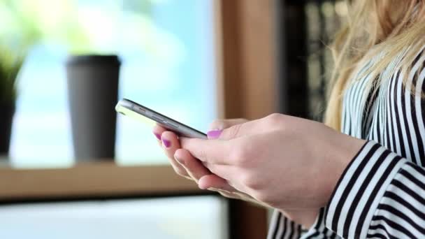 Mujer manos mensajes de texto en el teléfono inteligente en la ciudad — Vídeo de stock