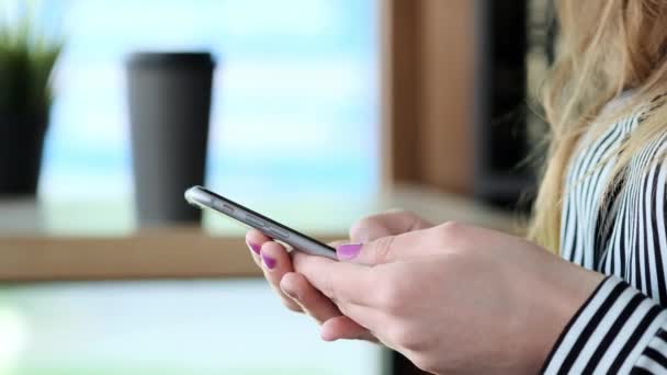 Kvinna händer textning på smartphone i staden — Stockvideo