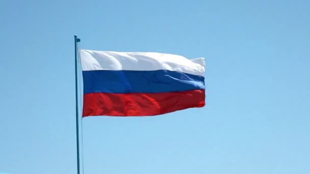 Flaggan i Ryska federationen. En rysk flagga blåser i vinden. — Stockvideo