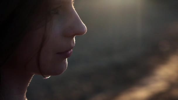 Sexy meisje in een zwarte zwembroek koffie drinken uit een kartonnen glas op het strand. 'S avonds bij zonsondergang naast de zee of de Oceaan. — Stockvideo