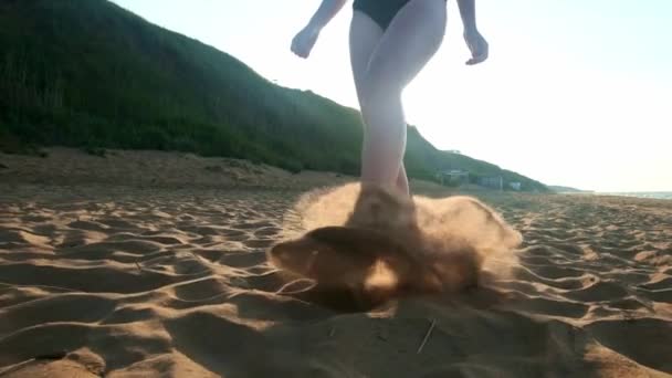 Kvinnan promenader över våt sand på stranden. Kvinnliga fötter trampa på gul sand från snäckskal. Lycka och frihet. — Stockvideo