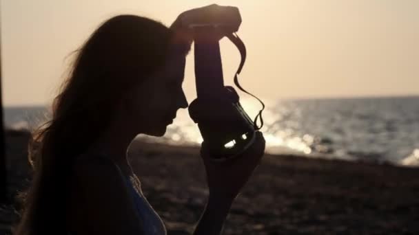 Mujer joven utiliza unas gafas de realidad virtual en la playa. Sexy chica consiguiendo experiencia en el uso de VR-auriculares en verano en el fondo del mar . — Vídeo de stock