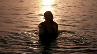 seksi kız su sıçramalarına yapıyor. Denizde dinlenme ve tatil ve özgürlük ile memnun eder. Arkadaş grubu keşfetmek.