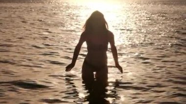 seksi kız su sıçramalarına yapıyor. Denizde dinlenme ve tatil ve özgürlük ile memnun eder. Arkadaş grubu keşfetmek.