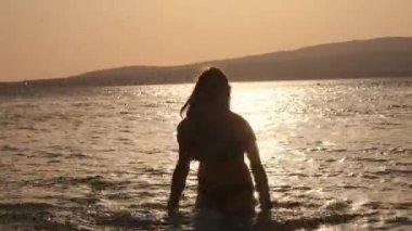 seksi kız su sıçramalarına yapıyor. Denizde dinlenme ve tatil ve özgürlük ile memnun eder. Arkadaş grubu keşfetmek.