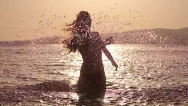 Sexy dziewczyna robi plamy na wodzie. Cieszy się z wypoczynku i wakacje i wolności na morzu. Zwiedzania z przyjaciółmi. — Wideo stockowe