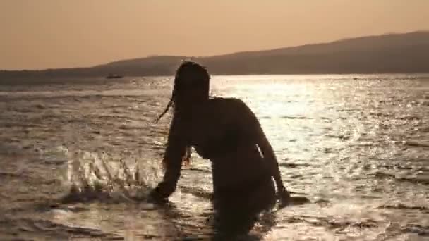 Сексуальная девушка делает брызги на воде. Удовольствия отдыхом и праздниками и свободой на море. Экспозиция с друзьями . — стоковое видео