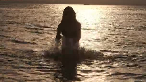 Chica sexy haciendo salpicaduras en el agua. Agradece el descanso y las vacaciones y la libertad en el mar. Explorando con amigos . — Vídeos de Stock