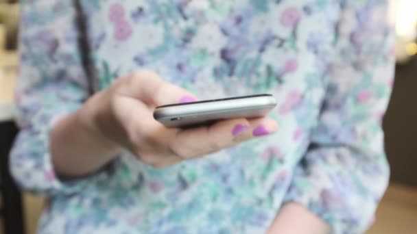 Närbild skott av kvinnliga händer som håller smartphone att skriva text på pekskärmen. Kvinnan svarar vän meddelande i socialt nätverk ansökan, söka efter information. Arbetstagare umgås paus online — Stockvideo