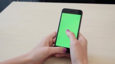 Bir smartphone bir yeşil ekran yeşil ekran, beyaz zemin üzerine, yeni teknoloji kavramı chroma anahtar yeşil ekran ile mobil akıllı telefon tutan adamın elini elinde tutan güzel kız