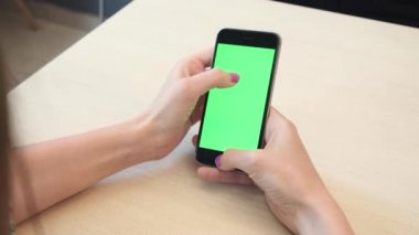 Bir smartphone bir yeşil ekran yeşil ekran, beyaz zemin üzerine, yeni teknoloji kavramı chroma anahtar yeşil ekran ile mobil akıllı telefon tutan adamın elini elinde tutan güzel kız
