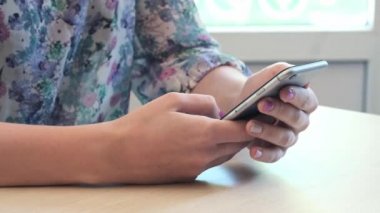Smartphone dokunmatik ekranda metin yazarak tutan eller, closeup vurdu. Sosyal ağ uygulama, iletide arkadaş cevap kadın bilgileri arama. Mola süresi online harcama alt